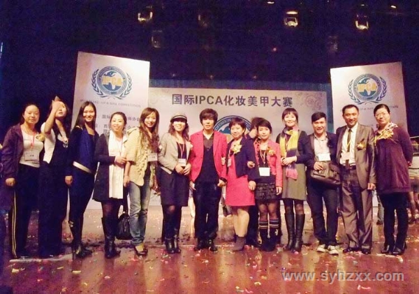 王燕老师（左五）授邀担任IPCA国际化妆美甲大赛评委，在现场与其它化妆名师合影留